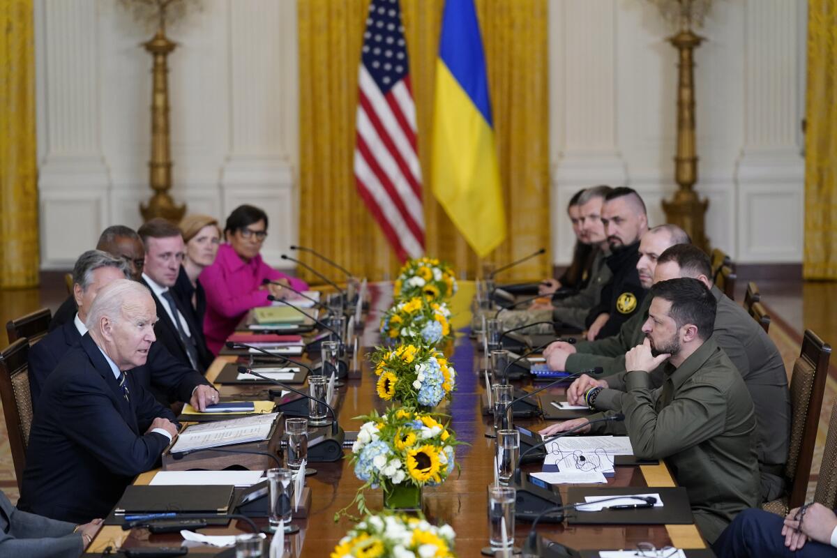 President Biden and Ukrainian President Volodymyr Zelensky at a meeting.