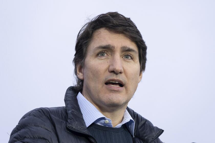 El primer ministro canadiense Justin Trudeau habla en conferencia de prensa en Vancouver, Canadá, el martes 20 de febrero de 2024. (Ethan Cairns/The Canadian Press via AP)