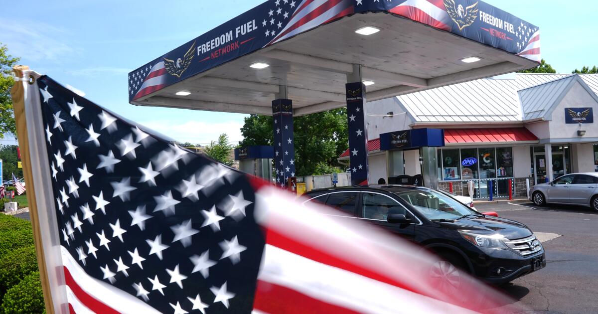 Derrière Freedom Fuel de Trump : une chaîne de gaz secrète, des problèmes juridiques et un entraîneur de la NFL