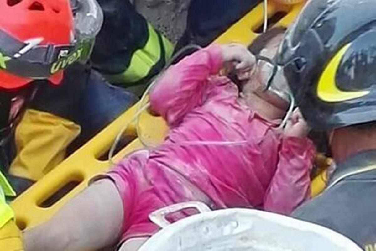 En esta fotografÌa tomada el miÈrcoles 24 de agosto de 2016, bomberos italianos retiran a la niÒa Giorgia Rinaldo despuÈs de que la rescataran con vida de debajo de los escombros en la localidad de Pescara del Tronto, en el centro de Italia, despuÈs del devastador sismo en la regiÛn. Giorgia se salvÛ debido a que la cubriÛ con el cuerpo en un abrazo su hermana mayor, Giulia, de nueve aÒos, quien falleciÛ. La desgarradora historia de Giulia Rinaldo y su hermana Giorgia fue narrada el s·bado 27 de agosto de 2016 por el obispo que celebrÛ la misa de funeral de 35 de las 290 personas que perdieron la vida durante el movimiento tel˙rico que azoto el miÈrcoles antes del amanecer el centro de Italia. (Bomberos Italianos/Vigili del Fuoco vÌa AP)