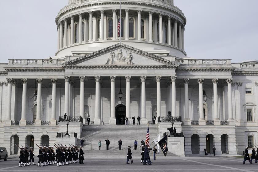 Unidades de las fuerzas militares de Estados Unidos marchan frente al Capitolio, el lunes 18 de enero de 2021 en Washington, al ensayar para la ceremonia de toma de posesión del presidente electo Joe Biden. (AP Foto/J. Scott Applewhite)