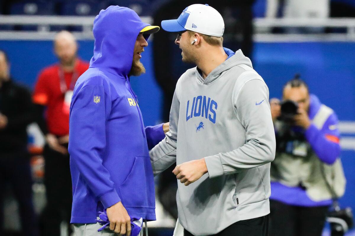 Le quart-arrière des Lions Jared Goff rencontre l'ancien coéquipier des Rams Cooper Kupp.