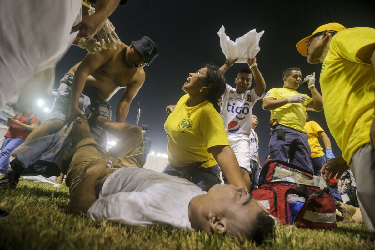 Aficionados al fútbol atienden en la cancha a los heridos 
