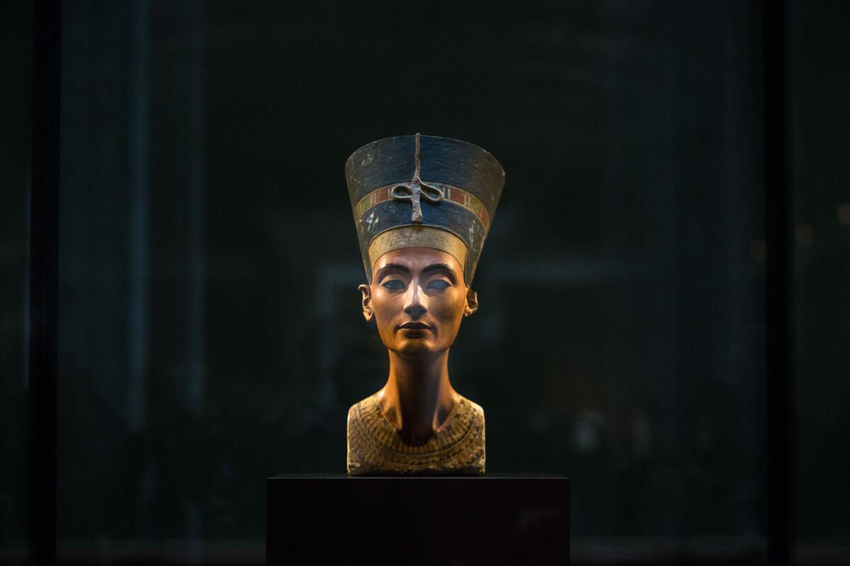ARCHIVO - Foto de archivo, 10 de septiembre de 2014, del busto de la reina egipcia Nefertiti, de 3.300 años de antigüedad, en el Museo Nuevo de Berlín, Alemania. El ministerio de Antigüedades de Egipto dio la aprobación inicial para que los científicos usen un radar con el fin de verificar una teoría de que la cripta de la reina Nefertiti podría estar oculta detrás de la tumba de Tutankamón en el Valle de los Reyes, informó un funcionario el martes 22 de septiembre de 2015.