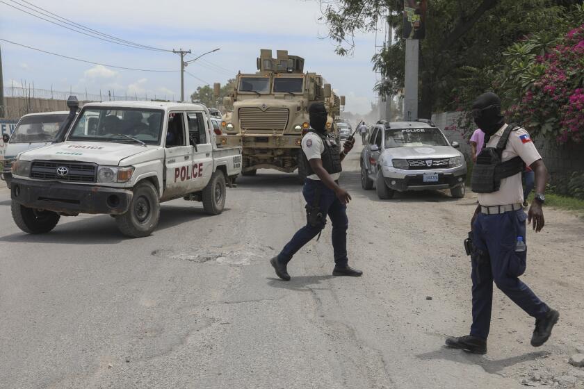 Policías patrullan una calle cerca del aeropuerto en Puerto Príncipe, Haití, el jueves 5 de septiembre de 2024. (AP Foto/Odelyn Joseph)