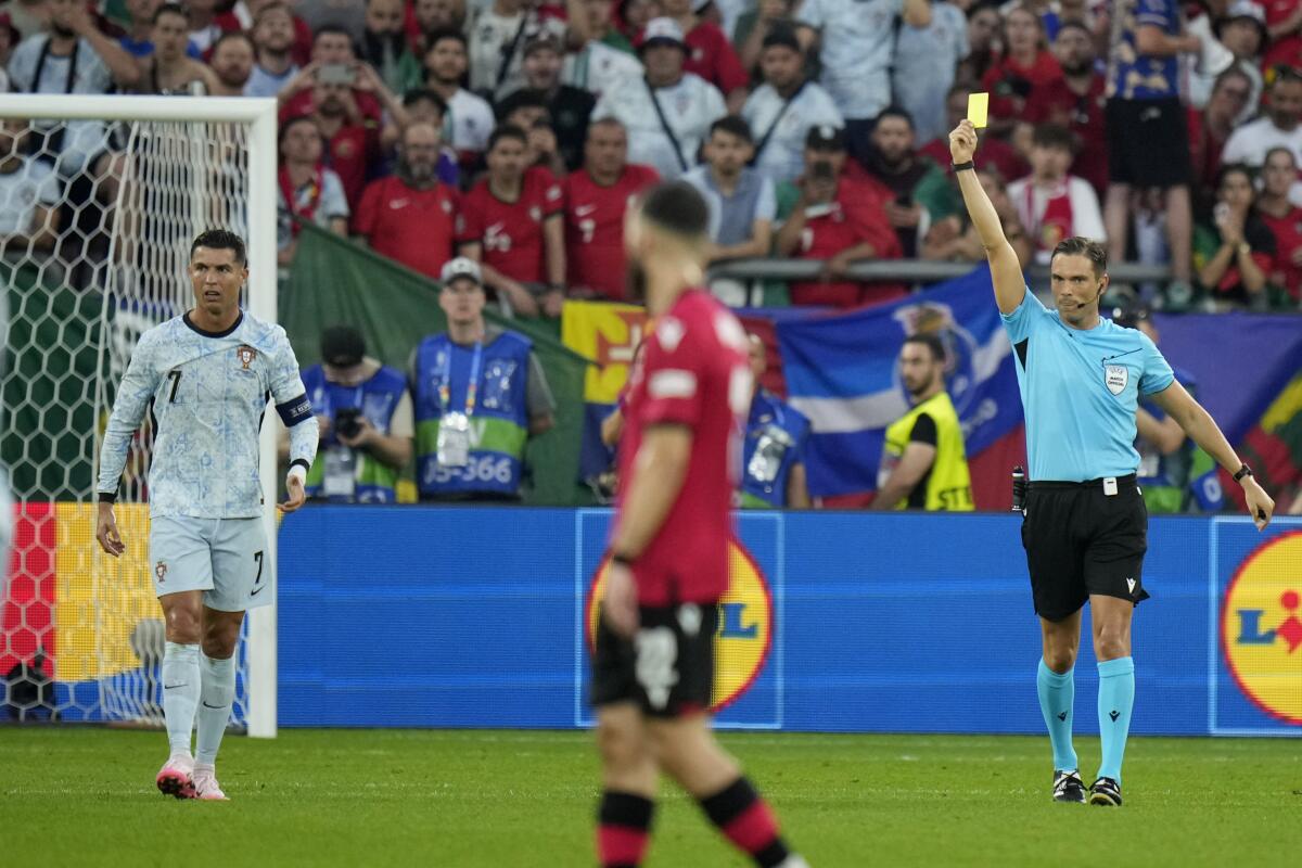 Cristiano Ronaldo, de Portugal, recibe una amonestación del árbitro Sandro Schärer