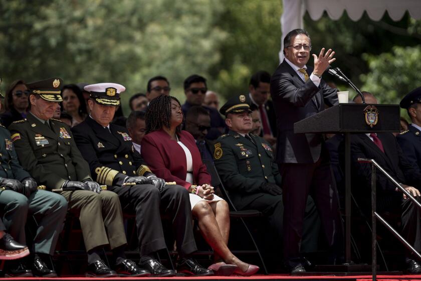 ARCHIVO - El presidente colombiano, Gustavo Petro, en su intervención en una ceremonia por el aniversario de la Batalla de Boyacá de 1819 que culminó con la independencia de Colombia de España en Tunja, Colombia, el miércoles 7 de agosto de 2024. (AP Foto/Iván Valencia)