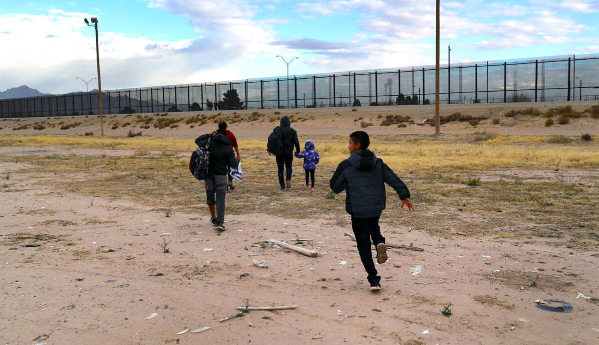 Una familia de migrantes centroamericanos busca cruzar a El Paso, Texas, desde Ciudad Juárez, Chihuahua.