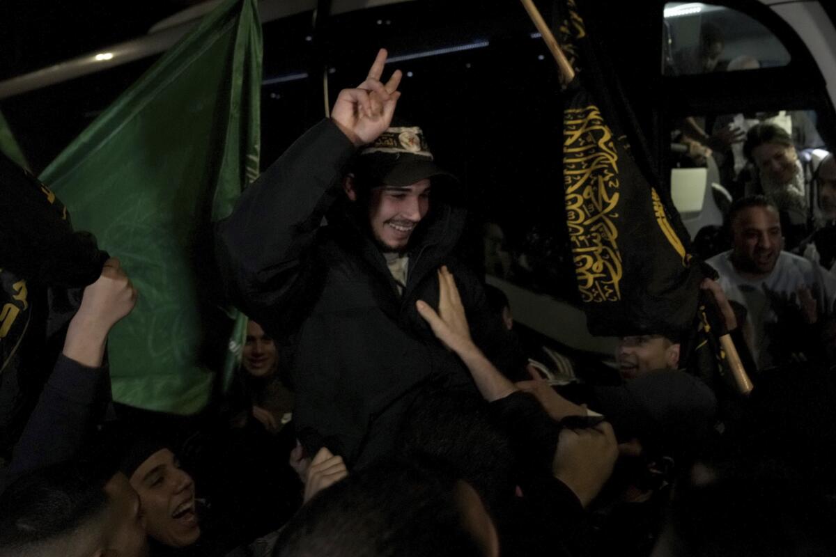 El palestino Abdulkareem Abu Mustafa saluda en la ciudad cisjordana de Ramala tras ser liberado 