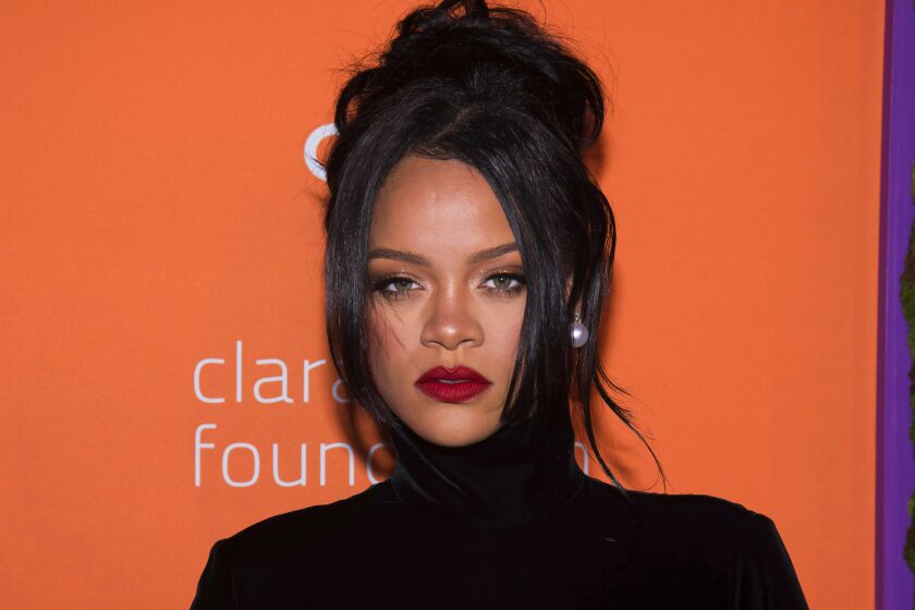 En esta foto del 12 de septiembre de 2019, Rihanna en la 5ta gana benéfica anual Diamond Ball en Nueva York. Rihanna cree que todas las mujeres deben ser celebradas independientemente de su forma, talla y color. Ese espíritu de inclusión ha hecho de sus líneas de ropa íntima y maquillaje éxitos rotundos. (Foto por Charles Sykes/Invision/AP, Archivo)