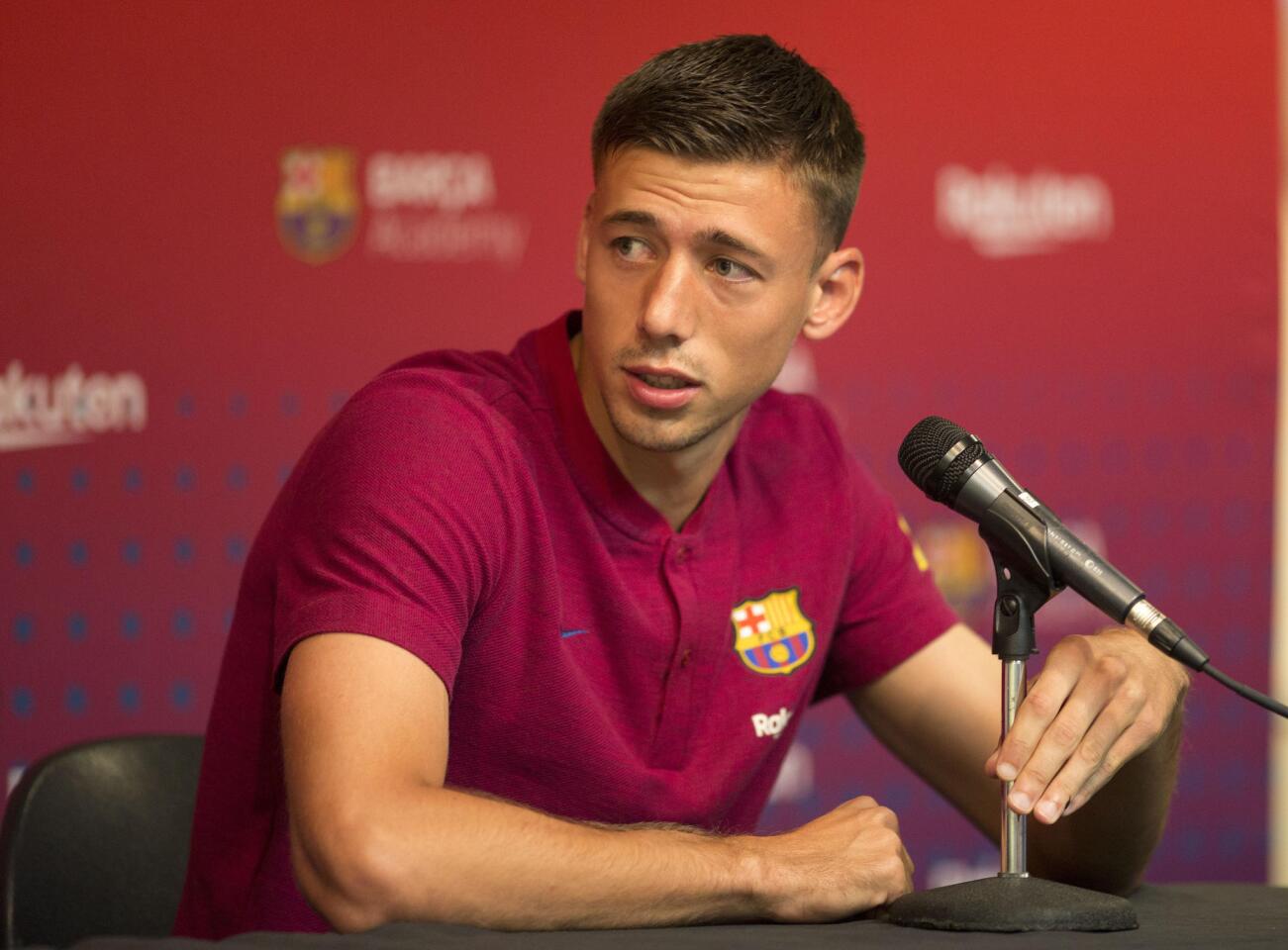 LAN101. LOS ÁNGELES (CA, EE.UU.), 27/07/2018. El central francés Clément Lenglet habla durante una conferencia de prensa junto al entrenador Ernesto Valverde hoy, viernes 27 de julio de 2018, en la Universidad de California, en Los Ángeles (EE.UU.). El entrenador del Fútbol Club Barcelona, Ernesto Valverde, reconoció hoy que la marcha de Cristiano Ronaldo es "una baja importante" para el Real Madrid, igual que lo es la de Andrés Iniesta para su equipo. EFE/Armando Arorizo ** Usable by HOY and SD Only **