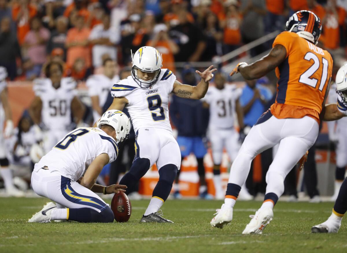 Younghoe Koo, de Los Ángeles Chargers, intenta empatar durante la segunda mitad de un partido de fútbol de la NFL ante Denver Broncos, el lunes 11 de septiembre de 2017 en Denver. La patada fue bloqueada y los Broncos ganaron 24-21. (Foto de AP / Jack Dempsey)