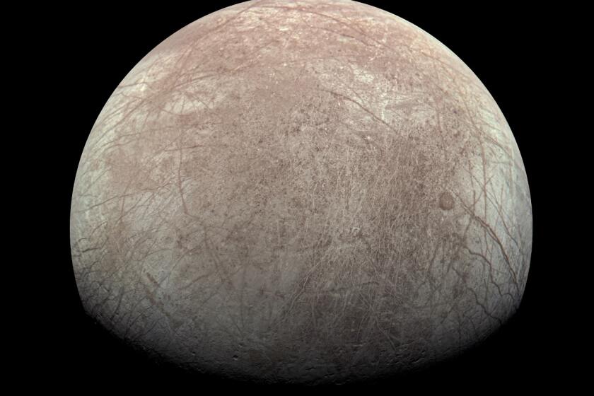 ARCHIVO - Esta imagen propocionada por la NASA y procesada por Kevin M. Gill muestra una fotografía de la luna Europa de Júpiter, captada el 29 de septiembre de 2022 por la nave Juno. (Kevin M. Gill/NASA/JPL-Caltech/SwRI vía AP, archivo)