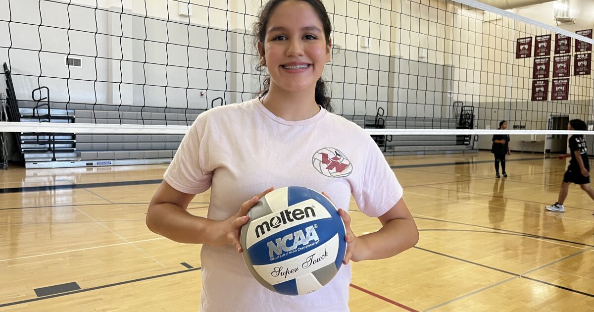 Alyssa Islas est la plus jeune, officieusement, entraîneure de volleyball de la ville