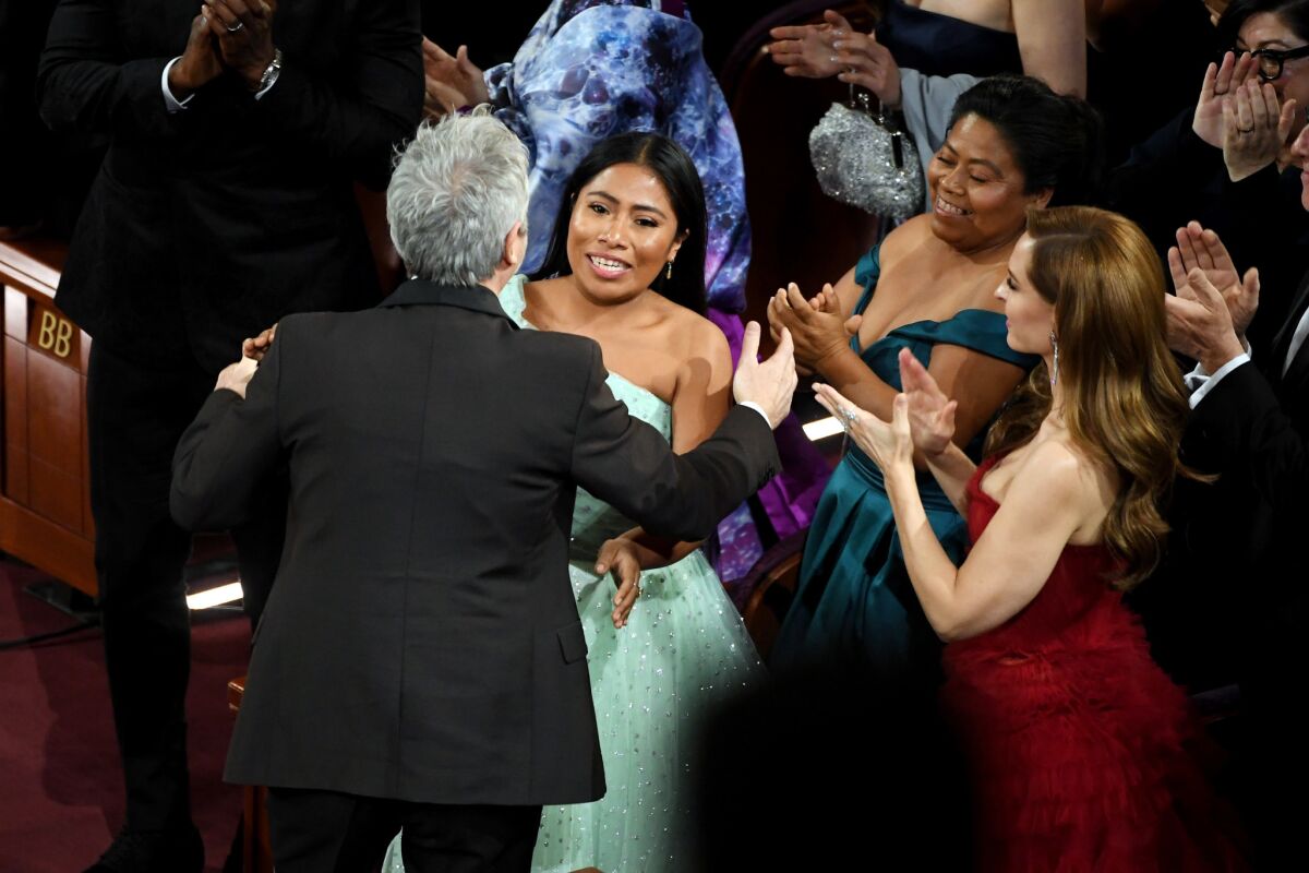 Alfonso Cuaron, Yalitza Aparicio y Marina de Tavira reaccionan tras el primer triunfo de "Roma" en el Oscar.