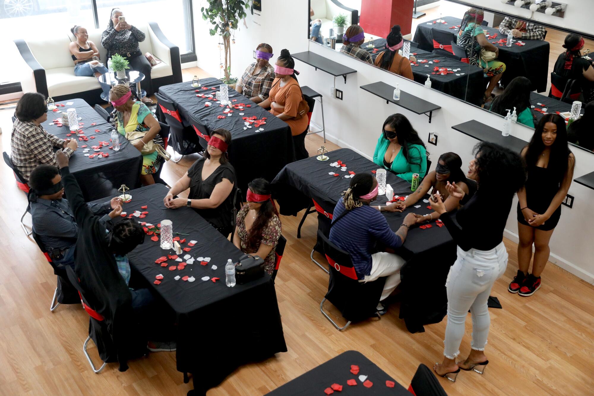 Singles date sight unseen at this L.A. speed-dating experience - Los  Angeles Times