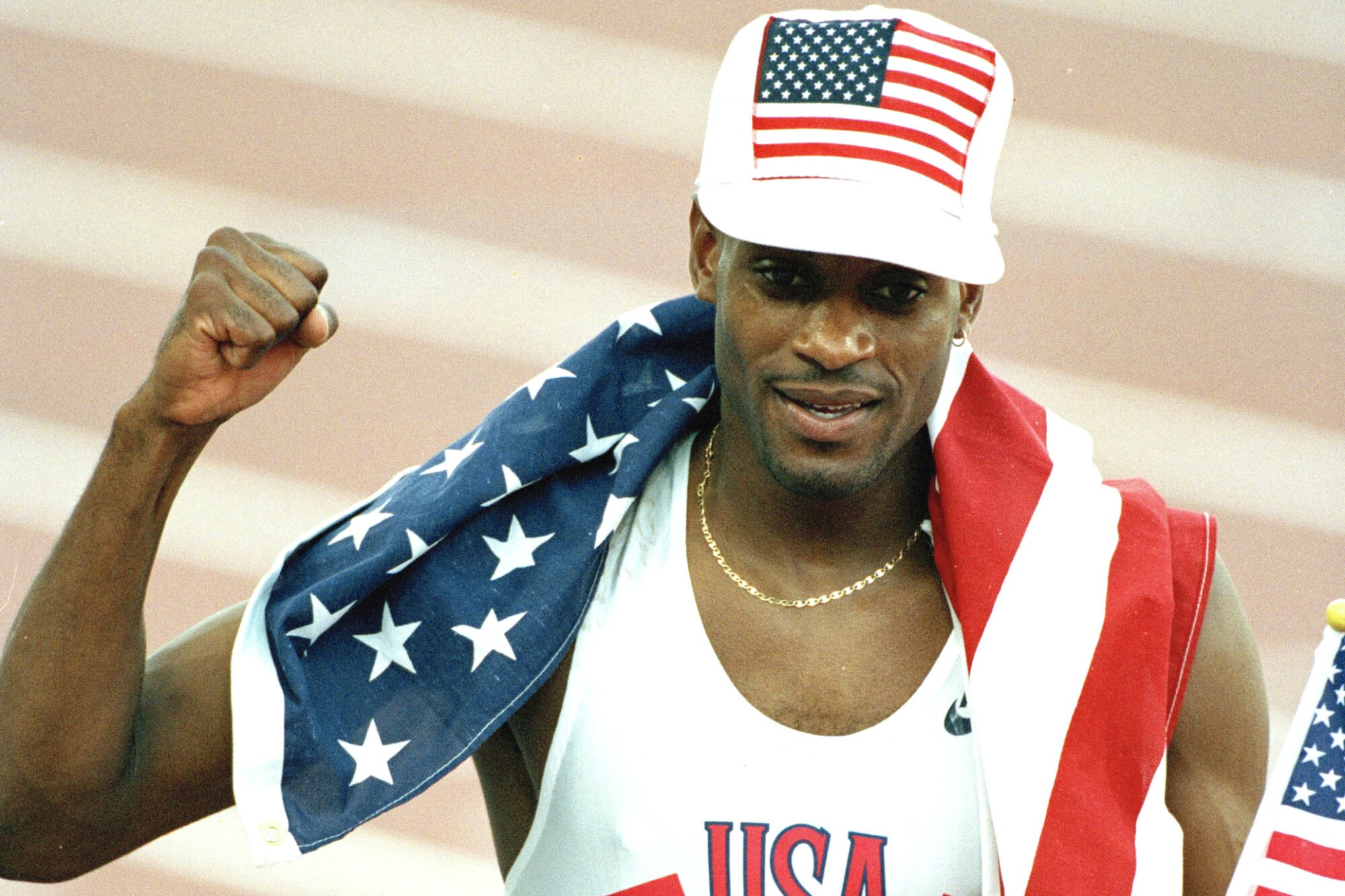 Kevin Young célèbre après avoir remporté l'or au 400 mètres haies hommes aux Jeux olympiques de Barcelone en 1992.