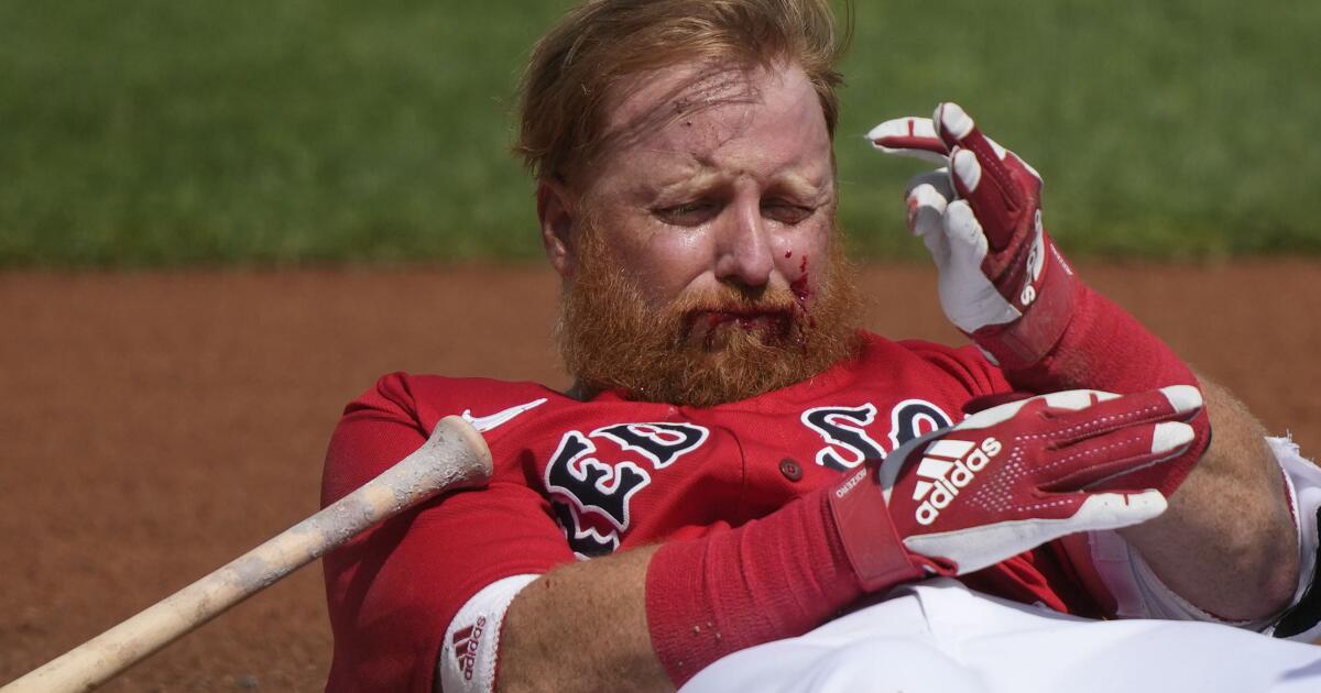 Justin Turner exits after HBP, 03/06/2023