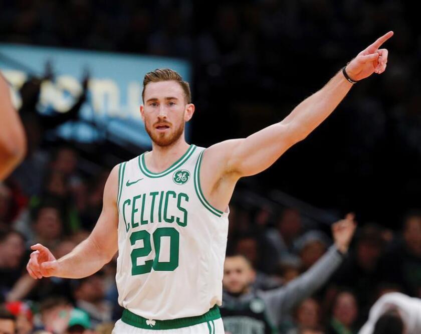 El delantero de los Boston Celtics Gordon Hayward gesticula después de un tiro de tres puntos durante un partido de la NBA entre Boston Celtics y Minnesota Timberwolves, hoy en el TD Garden de Boston, Massachusetts (EE. UU.). EFE