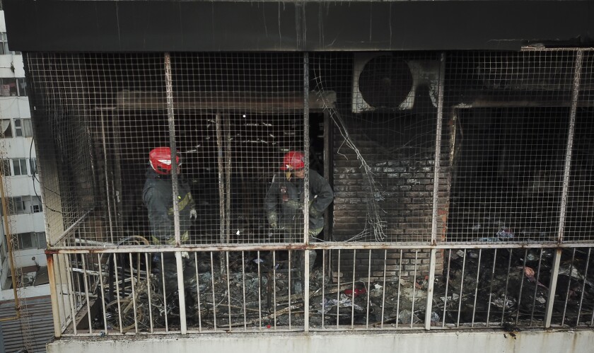 Los bomberos trabajan en un edificio de apartamentos incendiado en Buenos Aires, Argentina,