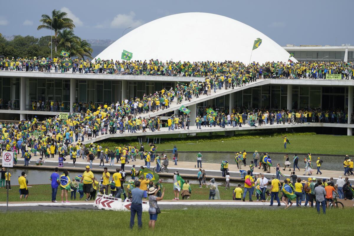 Simpatizantes del expresidente brasileño Jair Bolsonaro irrumpen en el Congreso Nacional de Brasil,