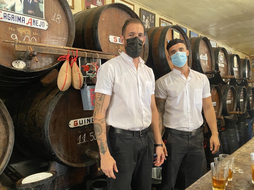 Servidores junto a barriles de madera en Antigua Casa de Guardia