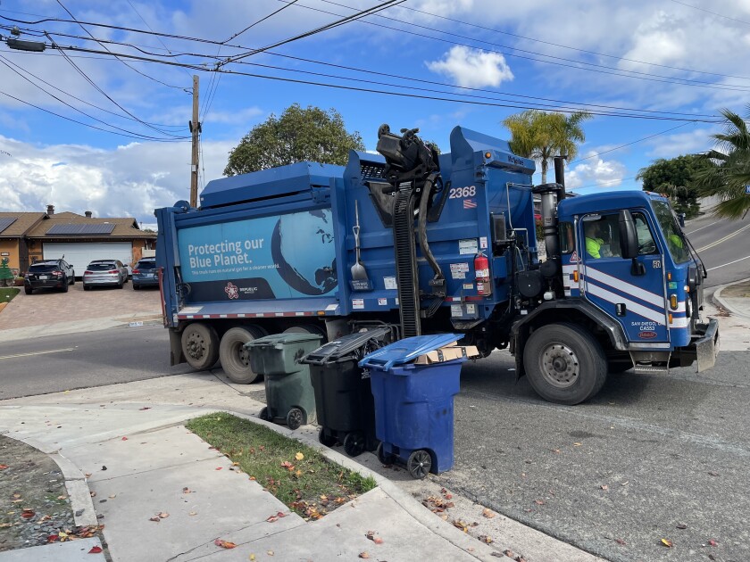 Un equipo azul de Republic Services recoge la basura frente a una casa de Chula Vista el jueves por la mañana.