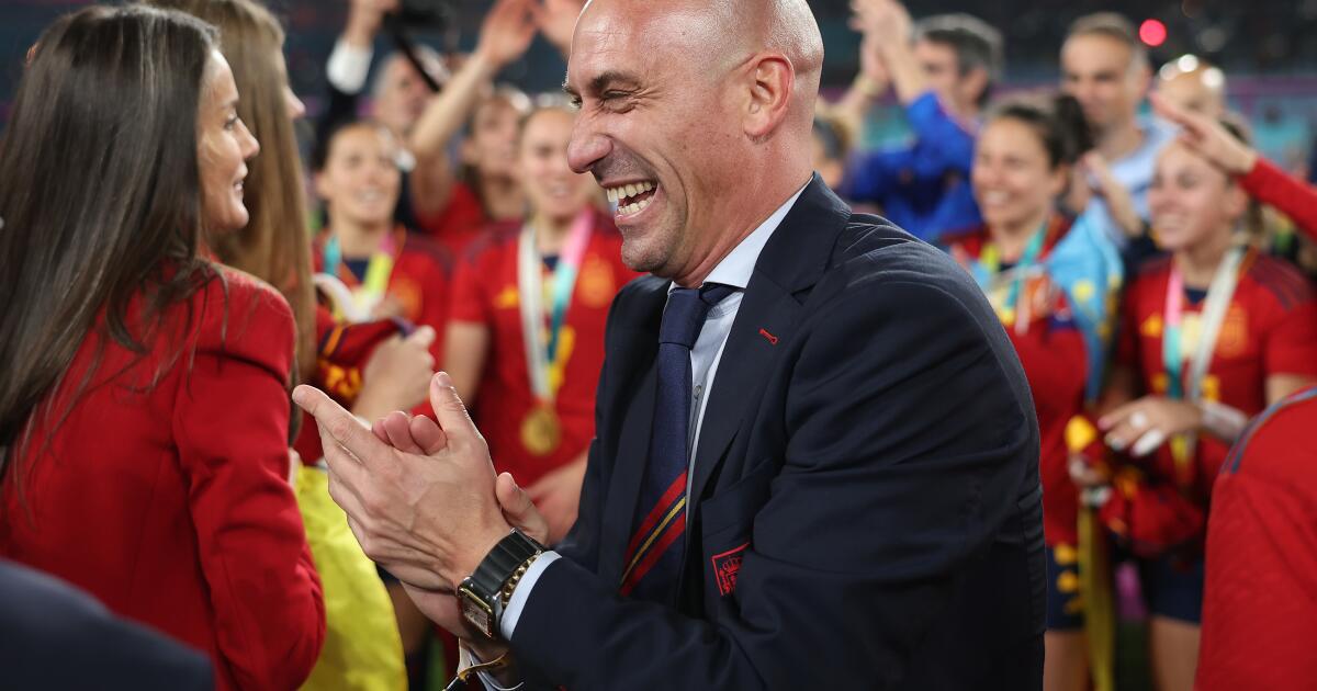 El presidente de la Federación Española de Fútbol, Luis Rubiales, dimite tras un escándalo de besos El presidente de la Federación Española de Fútbol, Luis Rubiales, dimite tras un escándalo de besos