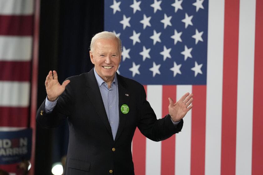El presidente estadounidense Joe Biden saluda a sus partidarios tras ofrecer un discurso en un acto de campaña, el sábado 9 de marzo de 2024, en Atlanta. (AP Foto/Brynn Anderson)
