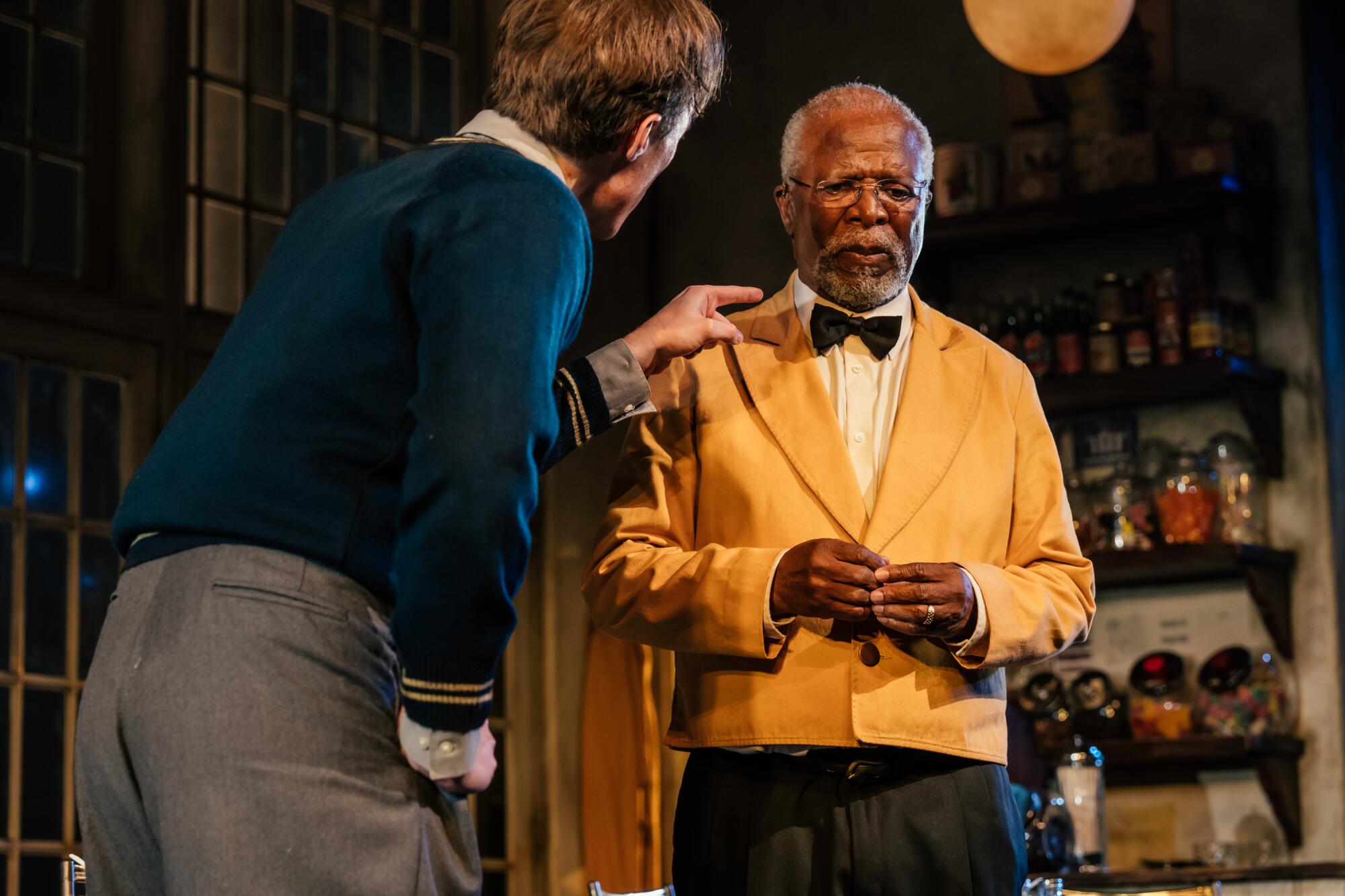 Ben Beatty, à esquerda, e John Kani em "'Mestre Harold'… e os meninos" na Geffen Playhouse.