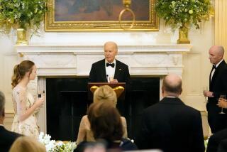 El presidente estadounidense Joe Biden habla ante integrantes de la Asociación Nacional de Gobernadores durante un evento de gala en el Comedor Estatal de la Casa Blanca, en Washington, el sábado 24 de febrero de 2024. (AP Foto/Stephanie Scarbrough)