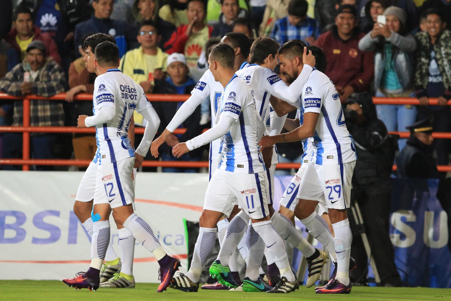 El argentino Franco Jara (d) convirtió un penal en los últimos instantes del partido y el campeón Pachuca, que había dilapidado una delantera de dos goles, salvó el empate 3-3 ante el América, en la fecha 17 (y última) del torneo Apertura mexicano.