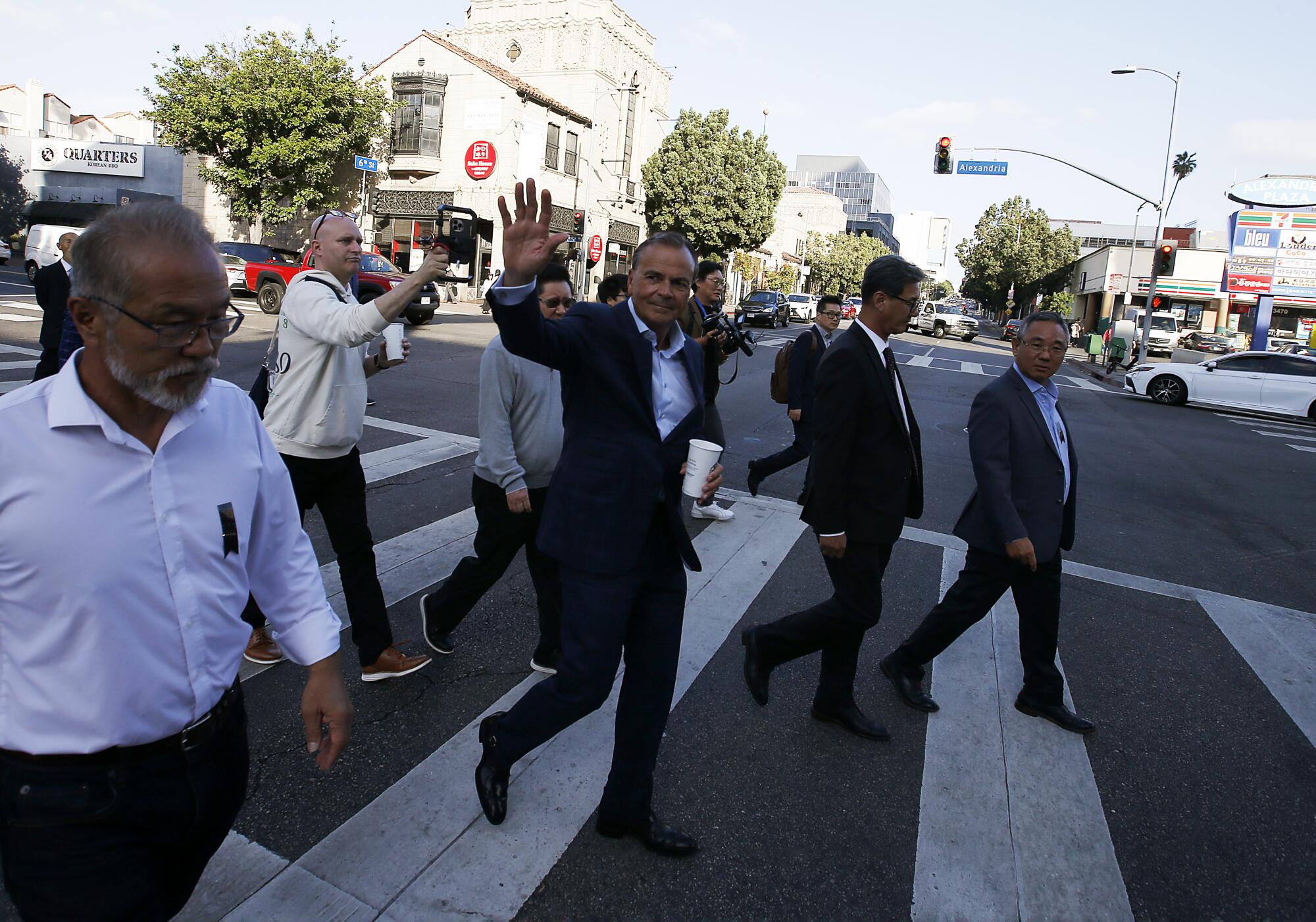  Los Angeles mayoral candidate Rick Caruso waves to motorists.