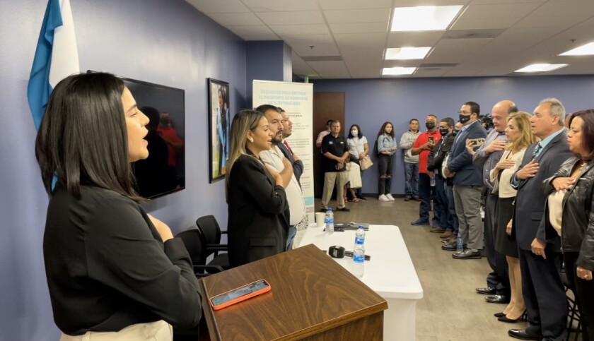 Violeta Sandino (izquierda) fungió como maestra de ceremonia en el acto realizado en el consulado de Honduras en L.A.