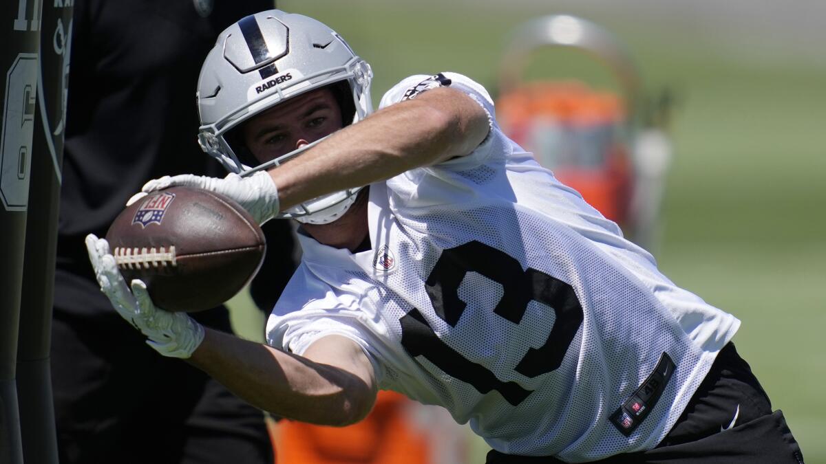 Las Vegas Raiders sign wide receiver Hunter Renfrow to 2-year, $32