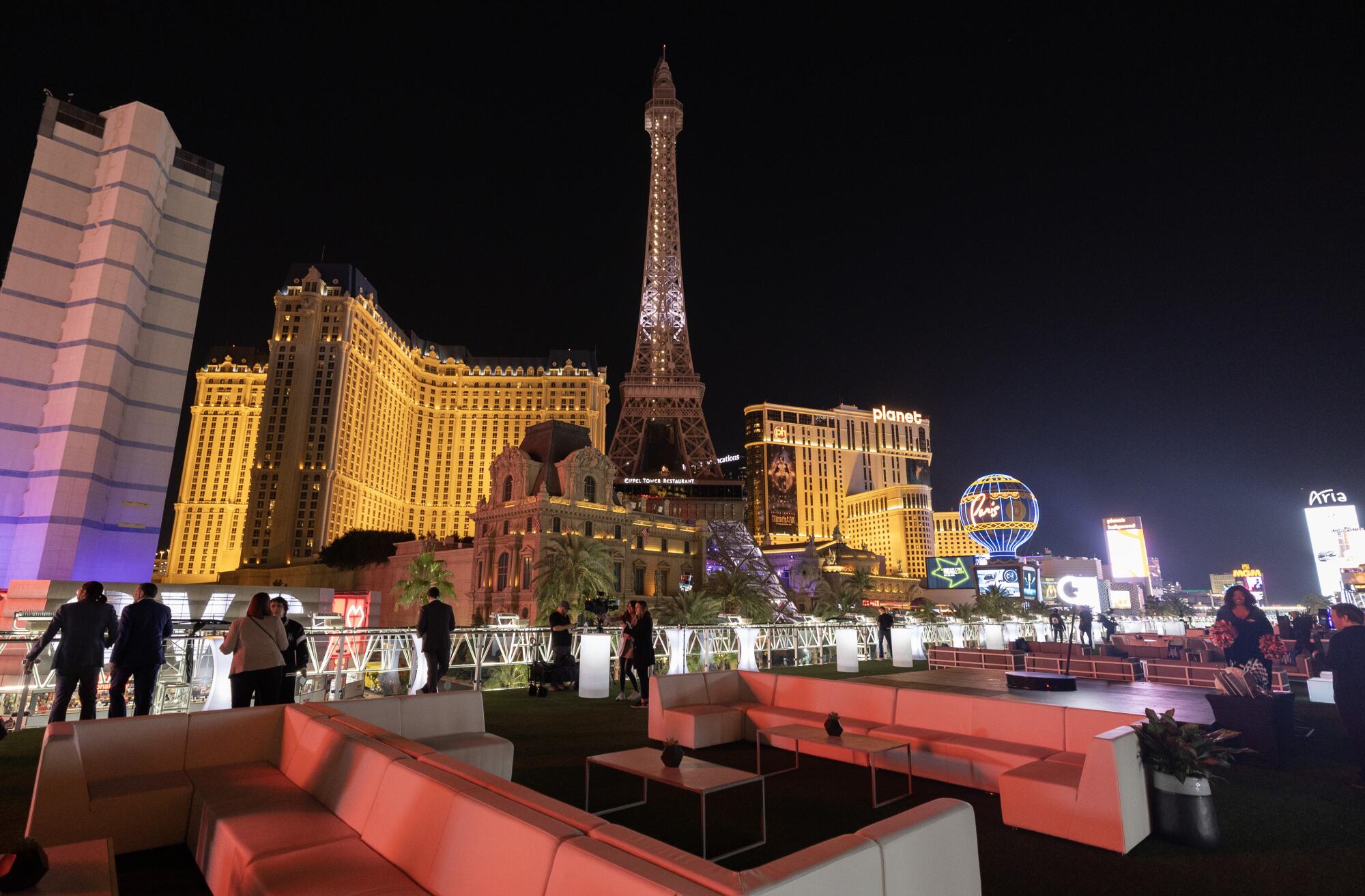 Une vue sur les toits de Las Vegas, comprenant une tour et de grands immeubles.