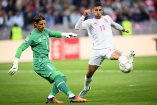 ARCHIVO - El arquero suizo Yann Sommer (izquierda) pugna un balón con el espa?ol Ferran Torres en el partido de la Liga de las Naciones en Ginebra, el 9 de junio de 2022. (Laurent Gillieron/Keystone vía AP)