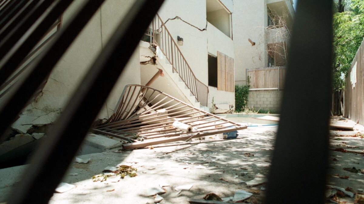 A Sherman Oaks condo building damaged by the 1994 Northridge Earthquake. (Frank Wiese / Los Angeles Times)