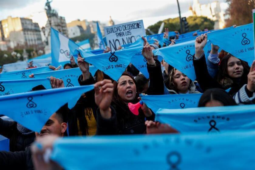 Cientos de personas fueron registrados este martes en la Plaza del Congreso en Buenos Aires (Argentina), al manifestarse en contra de la legalización del aborto. EFE