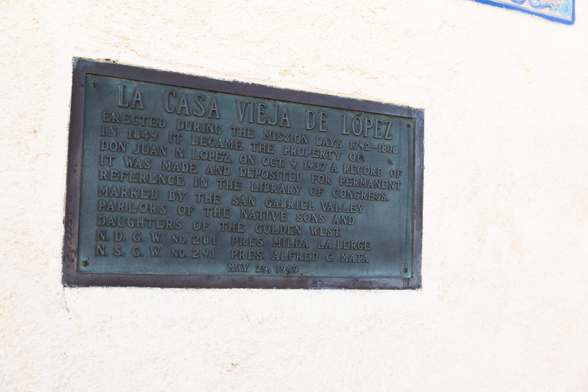 A plaque for La Casa de Vieja de Lopez