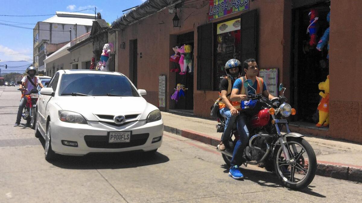 Una moto pasa a toda velocidad por la Zona 1 de la capital guatemalteca. Dicha ciudad está dividida por zonas.