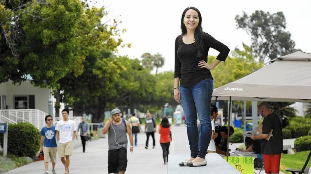 Michelle Mancilla, de 20 años, estudiante de Cerritos College en Norwalk, planea transferirse a Cal State Fullerton en otoño 2016. Cerritos College ha aumentado la tasa de éxito de los estudiantes latinos.