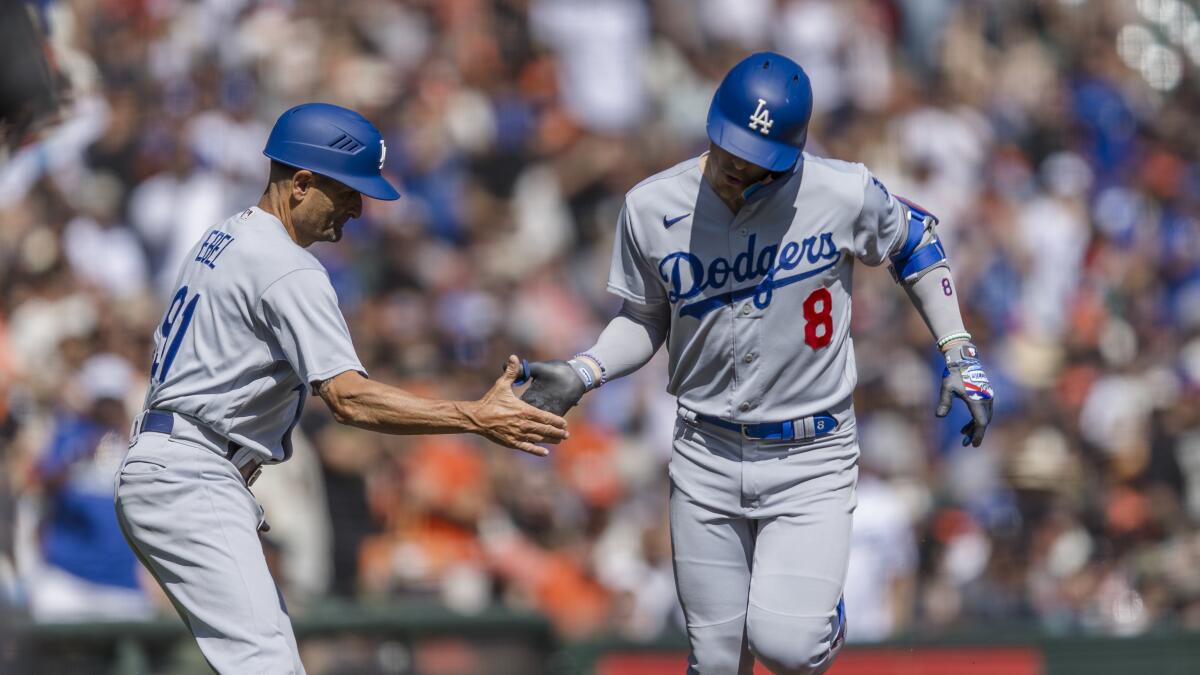 Giants deny Dodgers 100th win of season