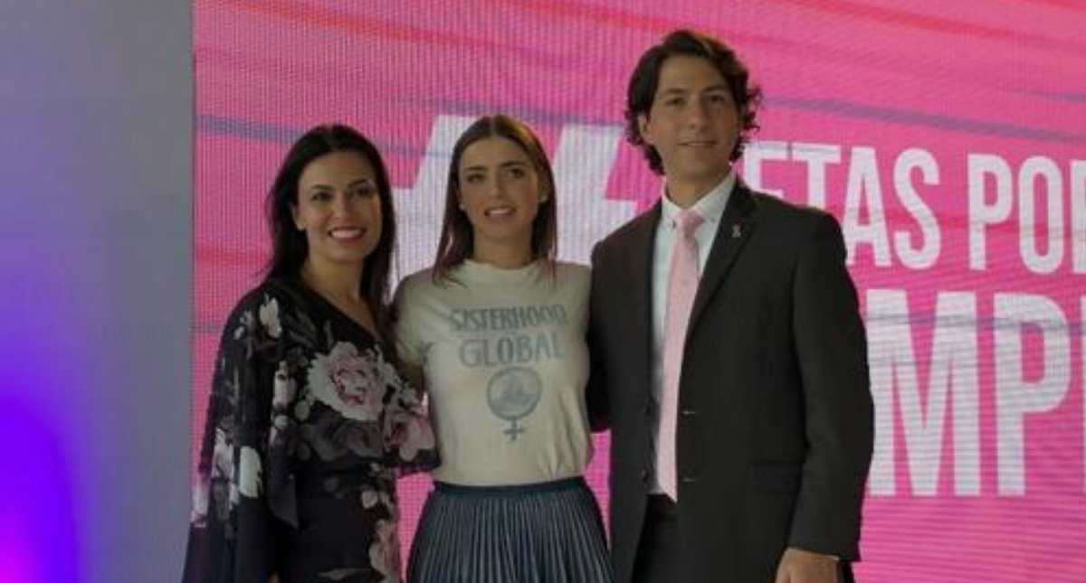 La investigadora del Instituto Nacional Cancerología (INCan), Cynthia Villarreal (i), la actriz y embajadora de la campaña "Metas por cumplir", Michelle Renaud (c), y Mauricio Becker (d), de Pfizer México, posan este viernes al termino de una rueda de prensa en Ciudad de México (México). EFE/Ammy Ravelo