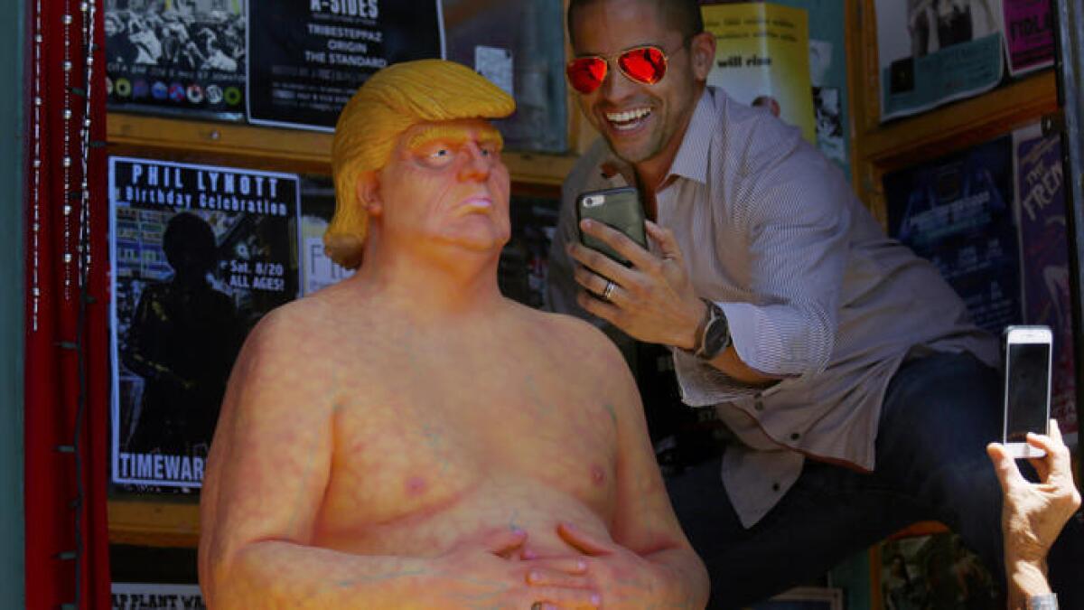 Este mes, estatuas desnudas de Donald Trump aparecieron alrededor de los Estados Unidos, incluyendo, en Hollywood Boulevard. ()