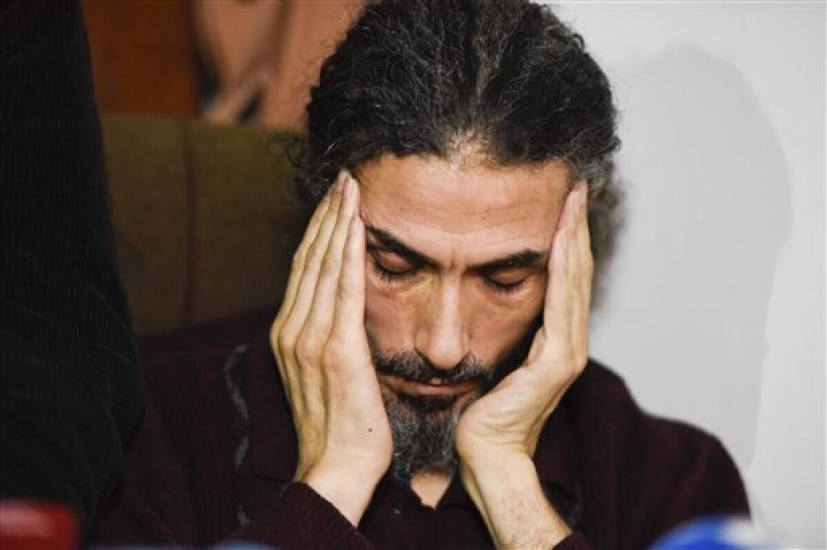 Jihad Ahmad Diyab, el exrecluso de Guantánamo (Cuba) refugiado en Uruguay, entró hoy en un "coma superficial" debido a la huelga de hambre que mantiene, situación en la que ya se encontró a mediados del pasado mes de septiembre, confirmó a Efe un grupo de sus allegados.