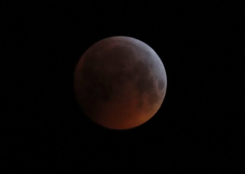 En esta imagen del lunes 21 de enero de 2019 se ve la sombra de la tierra sobre la luna llena