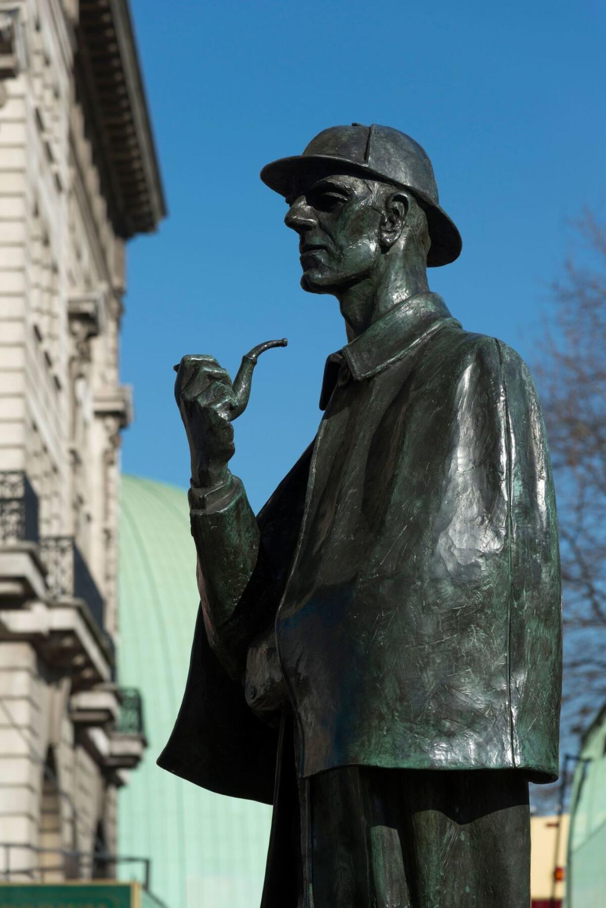 Una figura de Sherlock Holmes.