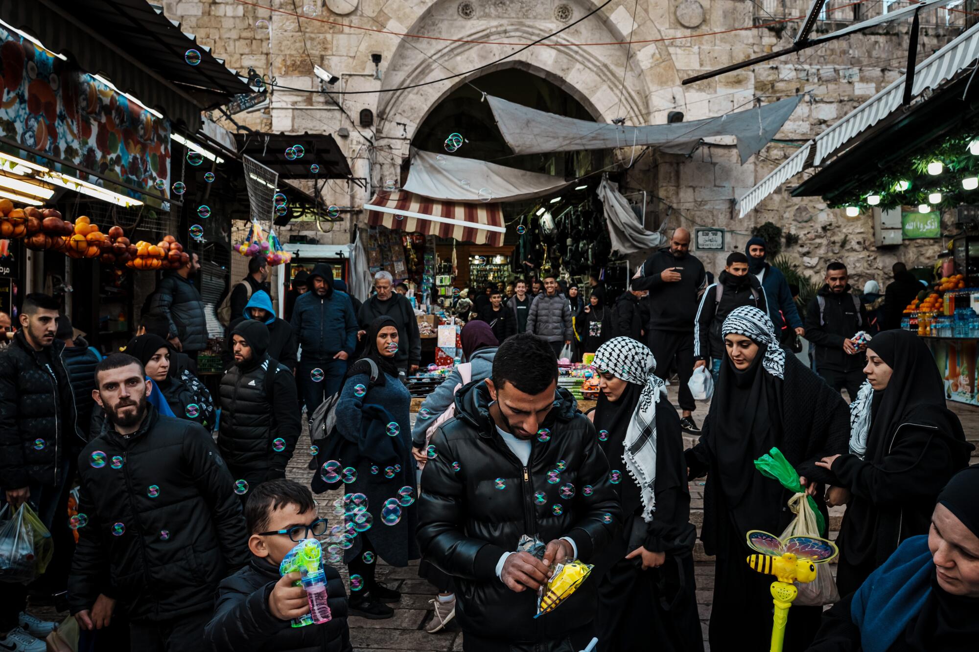 Muçulmanos devotos entram na Cidade Velha de Jerusalém pelo Portão de Damasco.