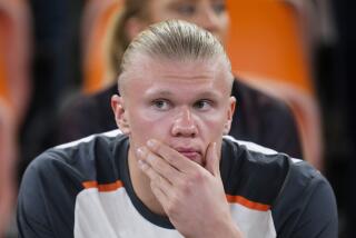 Erling Haaland del Manchester City sentado en las gradas observa las semifinales de la Copa Mundial de Clubes entre el Urawa Reds y el Manchester City, en el King Abdullah Sports City Stadium en Yeda, Arabia Saudita, el martes 19 de diciembre de 2023. (AP Foto/Manu Fernandez)